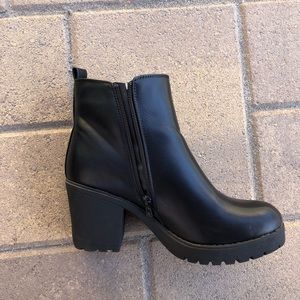 Refresh CLUB-01 Chunky Heel Ankle Boots (8.5)